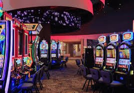 Tampilan meja live blackjack dengan dealer profesional di studio buku mimpi2d